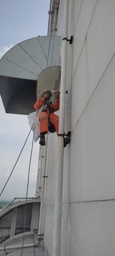 Proses sealing ulang dinding klading, Sleman